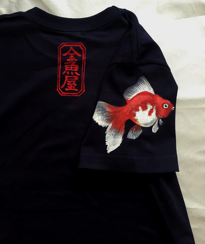手描きTシャツのniko(ニコ) 琉金 金魚柄　手描きTシャツ　ネイビー
