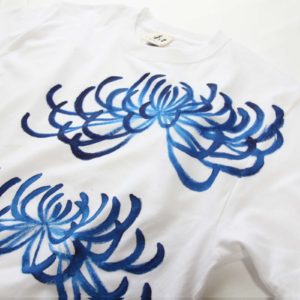 手描きTシャツのniko(ニコ) men's菊柄Tシャツ　手描きで描いた菊の花のTシャツ