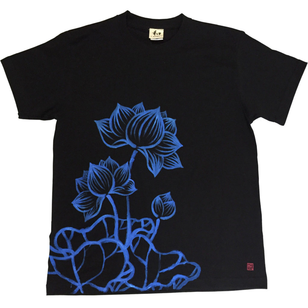 men'sは蓮柄Tシャツ　手描きで描いた蓮の花のTシャツ　￥3,500　ブラック