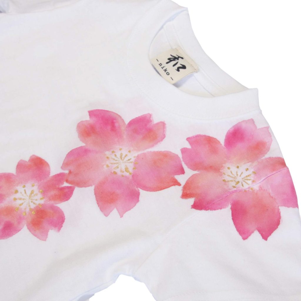 キッズサイズ 舞桜柄Tシャツ　手描きで描いた和風の桜柄Tシャツを追加しました。