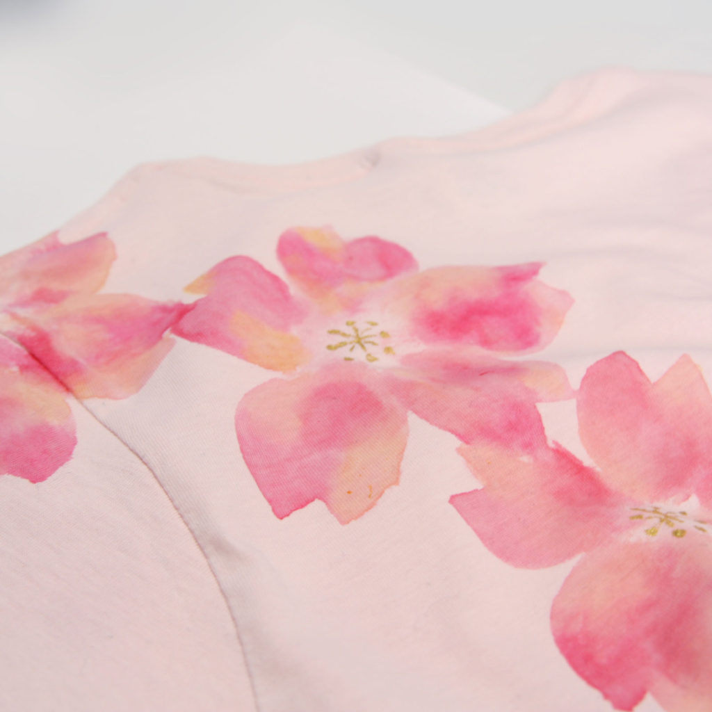 レディース 舞桜柄Tシャツ　手描きで描いた和風の桜の花柄Tシャツ