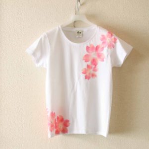 レディース 舞桜柄Tシャツ　手描きで描いた和風の桜の花柄Tシャツ