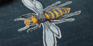 バッグに手描きで蜂の柄のオーダー。