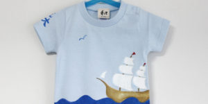 海と帆船の名入れベビーTシャツオーダー。
