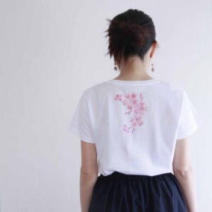 レディース　コサージュ桜の花柄Tシャツ　春　ホワイト