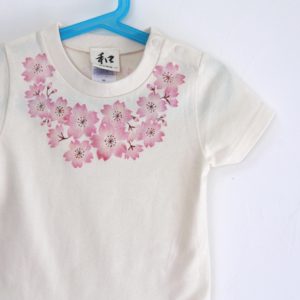子供服　コサージュ桜柄手描きTシャツ　ナチュラル