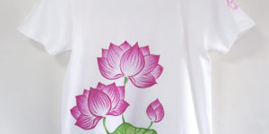 レディース手描き名入れ蓮の花柄Tシャツ。