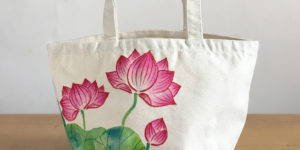 手描きで描いた蓮の花柄トートバッグを追加しました。