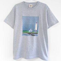 灯台柄Tシャツ、絵本のような北欧風灯台の手描きTシャツ