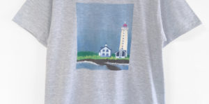 灯台柄Tシャツ、絵本のような北欧風灯台の手描きTシャツ